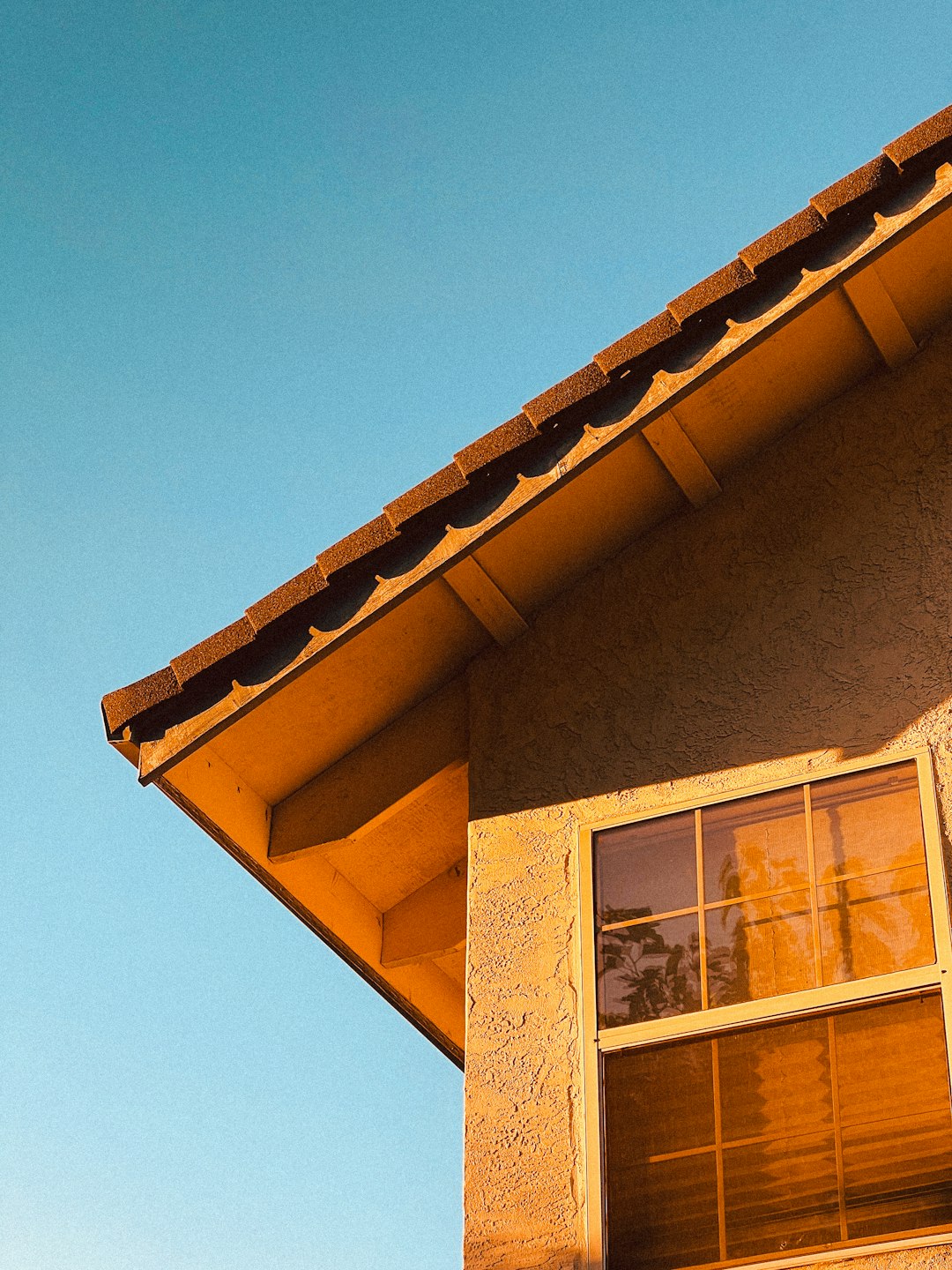 corner-of-a-house-with-a-window-against-blue-sky-rben2oo-tyu