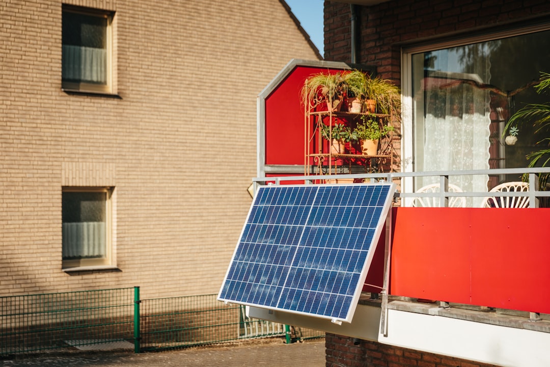 expertise-01 Ein kleines Balkonkraftwerk, das auf einem Stadtbalkon installiert ist und Solarenergie liefert. Wenn du dieses Bild verwenden möchtest, freuen wir uns sehr über eine Verlinkung zu Yuma Balkonkraftwerk als Quelle. So unterstützt du unsere Arbeit und hilfst, das Bewusstsein für saubere Energie zu verbreiten.